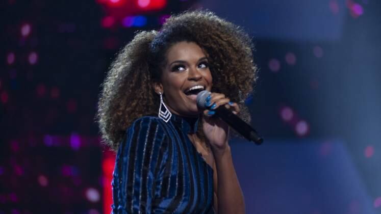 Debora Rodrigues disse que nunca enxergou o canto como algo profissional. Quando ela fez 15 anos, descobriu que cantava bem! Recebia convites para se apresentar em casamentos e eventos, mas os evitava. Para ela, é como se a música a renovasse e a ajudou a superar o abuso que sofreu. Debora também levantou os 100 jurados no terceiro episódio  