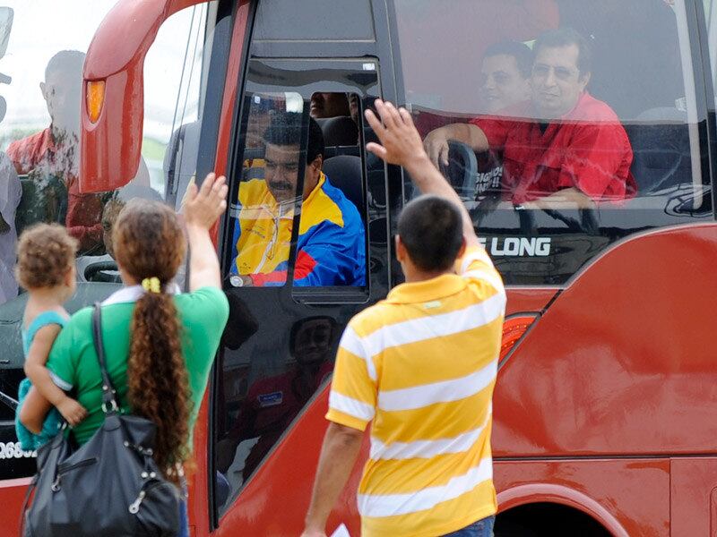 Maduro chegou cumprimentando a população, que o esperava para o comício. Antes de se tornar vice-presidente do país, Maduro era motorista de ônibus
