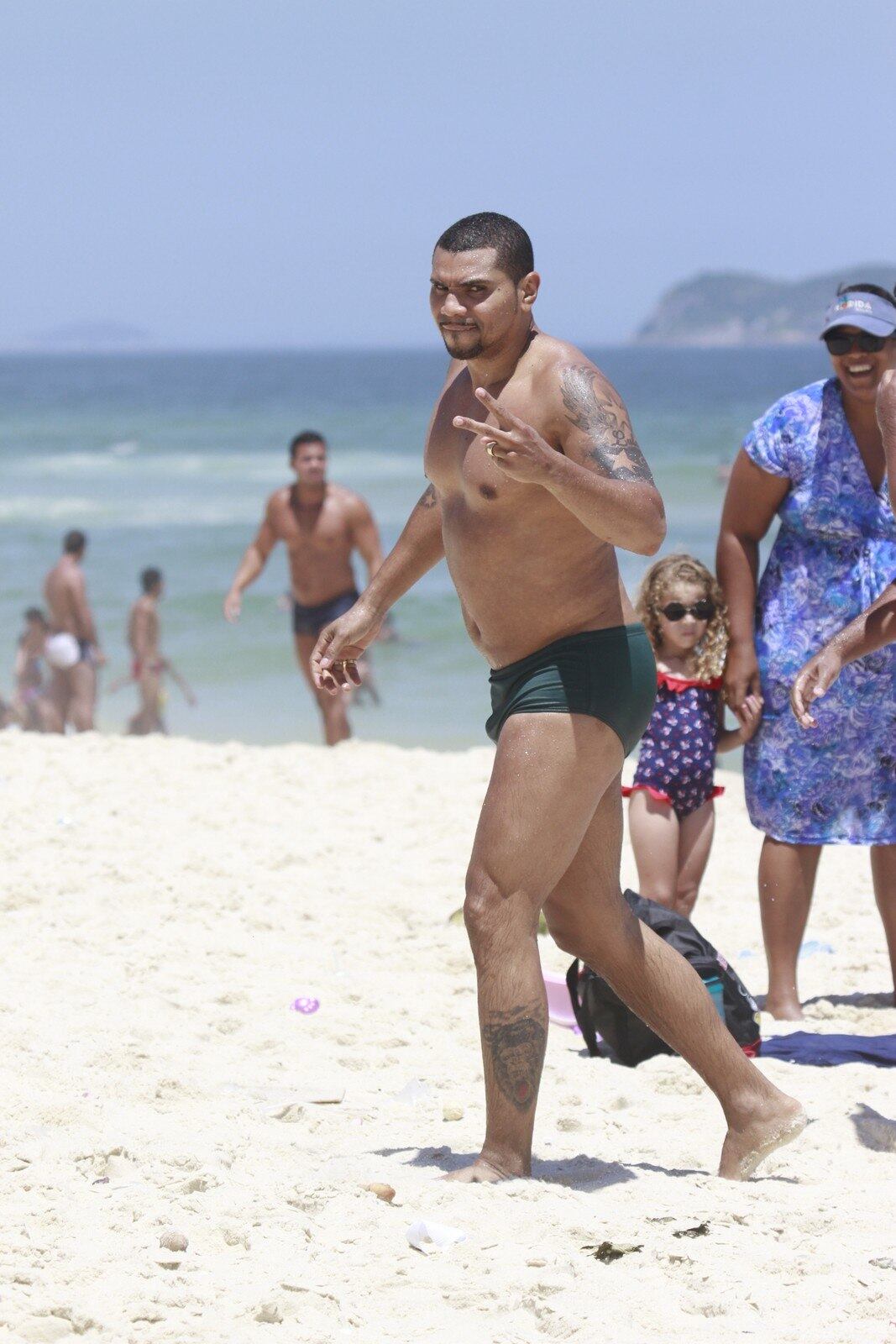 Entre uma foto e outra, Naldo mostrou uma discreta pancinha