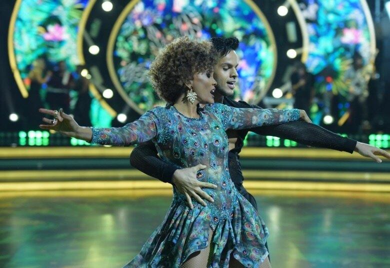 Na estreia do programa, Isabel e Caio empolgaram a plateia com uma apresentação de samba ao som do hit "Survivor", do grupo Destiny's Child. Os dois mostraram aos jurados que formam uma dupla com boa química, mas receberam o conselho de unir mais o estilo da estrela com o do técnico nas próximas performances 