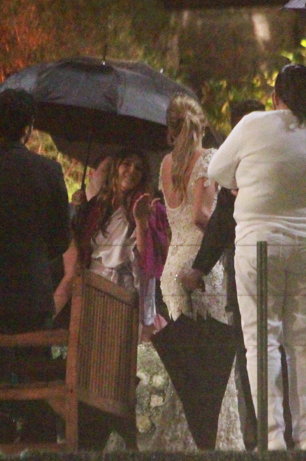 O bolo era rústico, sem cobertura, aparecendo o recheio de frutas vermelhas