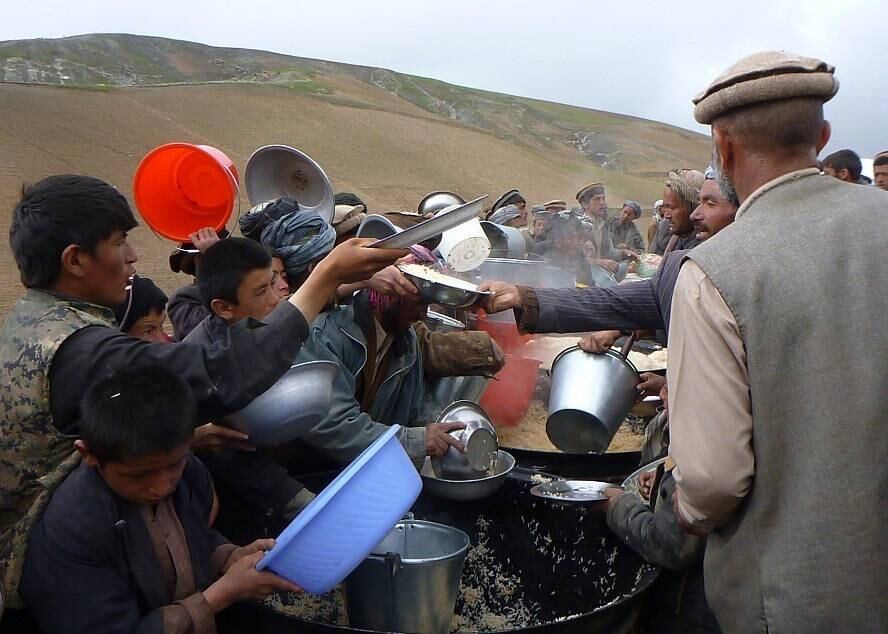 Afegãos desabrigados depois do deslizamento em Badakhshan recebem alimentos e donativos de equipes de ajuda humanitária. 

Estima-se que pelo menos 2.100 pessoas tenham morrido na tragédia que aconteceu no último dia 2