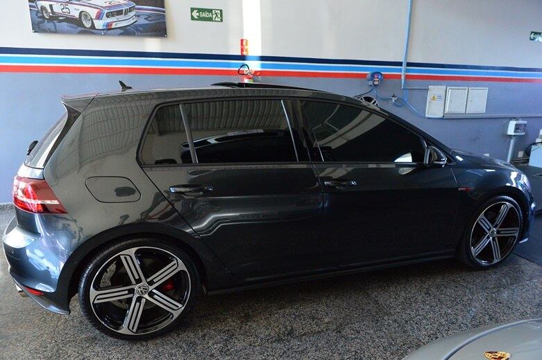 Diga-se muito bonito, o modelo preparado traz sob o capô a reprogramação da ECU estágio 1, Intake Carbono, que dá maior vazão de ar frio ao motor, sistema de escape todo refeito e downpipe com remoção do catalizador