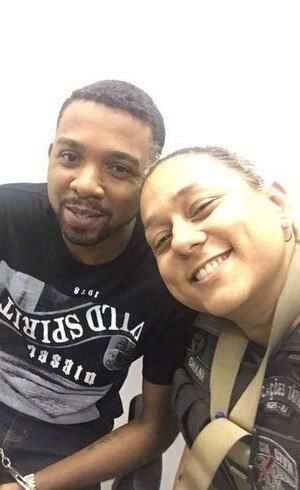 Policial posa sorrindo ao lado de 157