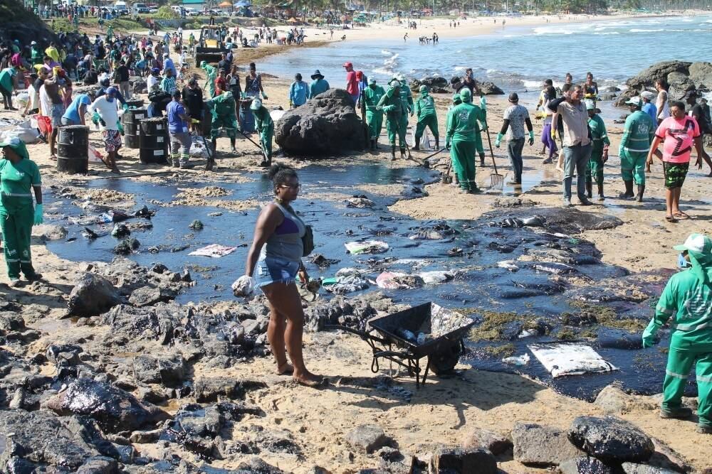 Óleo atingiu o trecho entre as praias de Itapuãma e Pedra do Xaréu (PE)