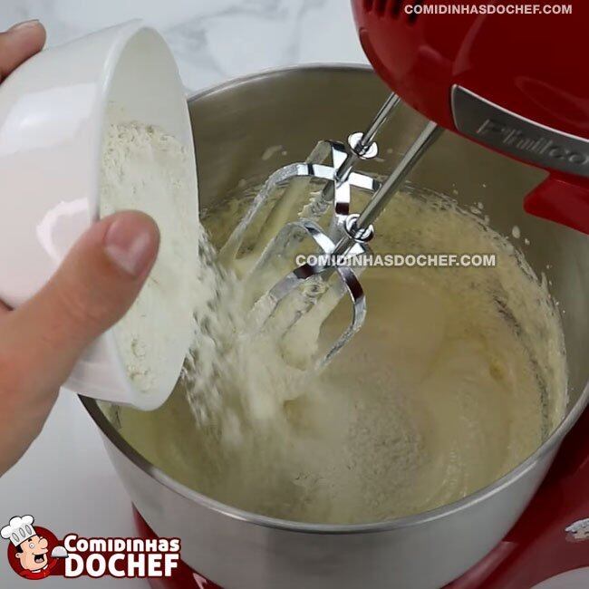 Bolo com Granulado na Massa