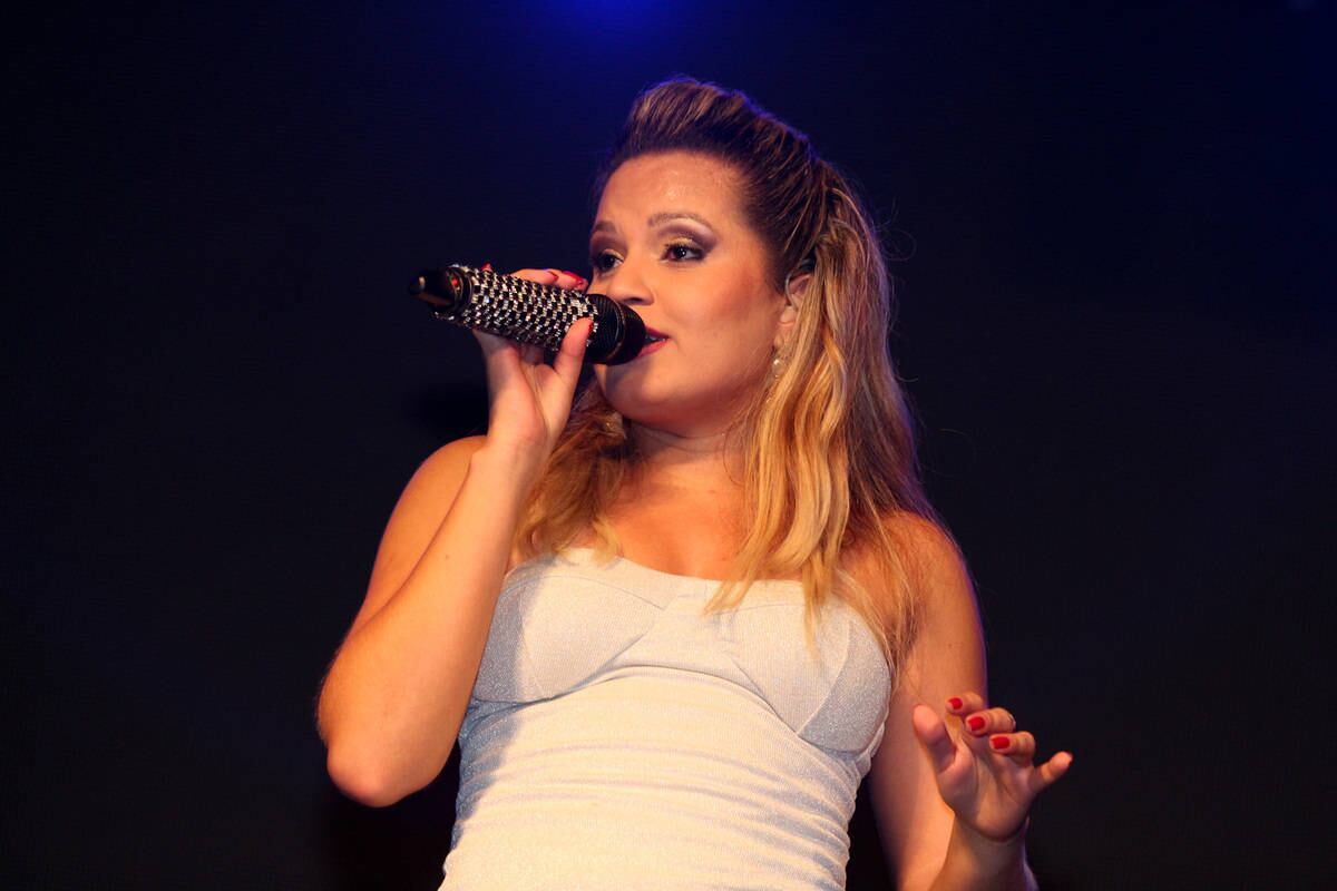 Natália
Sarraff canta ainda com a prima Gabriela Sarraff 