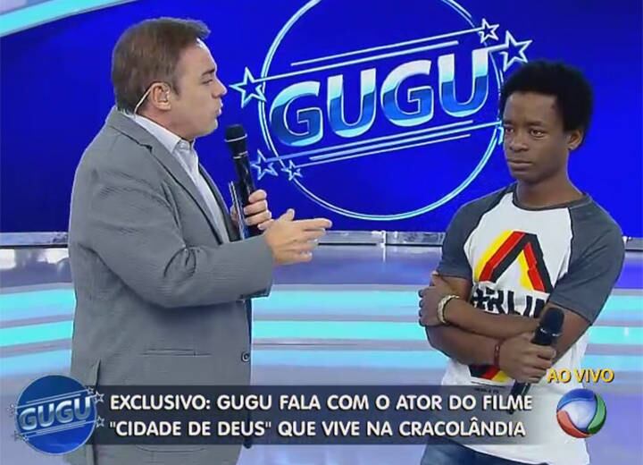 Gugu: Você trabalhava ou fazia alguma coisa no Farofa Carioca?
Rubens: Não, na
verdade, eles que me ajudavam. Eu fazia parte de um projeto social que o professor enxergou meu talento para a música. Ele me levou
para conhecer a banda e virei o pupilo do pessoal. Passou um tempo, eu morei
com o Seu Jorge uns quatro meses na Anita Garibaldi, no bairro do Peixoto, em
Copacabana. Mas como eu era muito revoltado e abusado, ele também não conseguiu
me conter
Gugu: Você tinha
essa personalidade forte?
Rubens: Sim. Eu
era o revoltado. Não conseguia me adaptar aos lugares. Até perdi
muitos empregos pelo fato do meu comportamento ser muito imaturo. Sabe a
disciplina que você aprende com o pai e a mãe de parar, ouvir e pensar
antes de tomar uma atitude? Eu não tinha isso!
+ Personagens que emocionaram no Domingo Show fazem surpresa para Geraldo Luís
+ Anão humorista? Marquinhos imita Geraldo Luís contando histórias de vida
+ Gugu está no Facebook! Curta
+ Siga o perfil da atração no Twitter