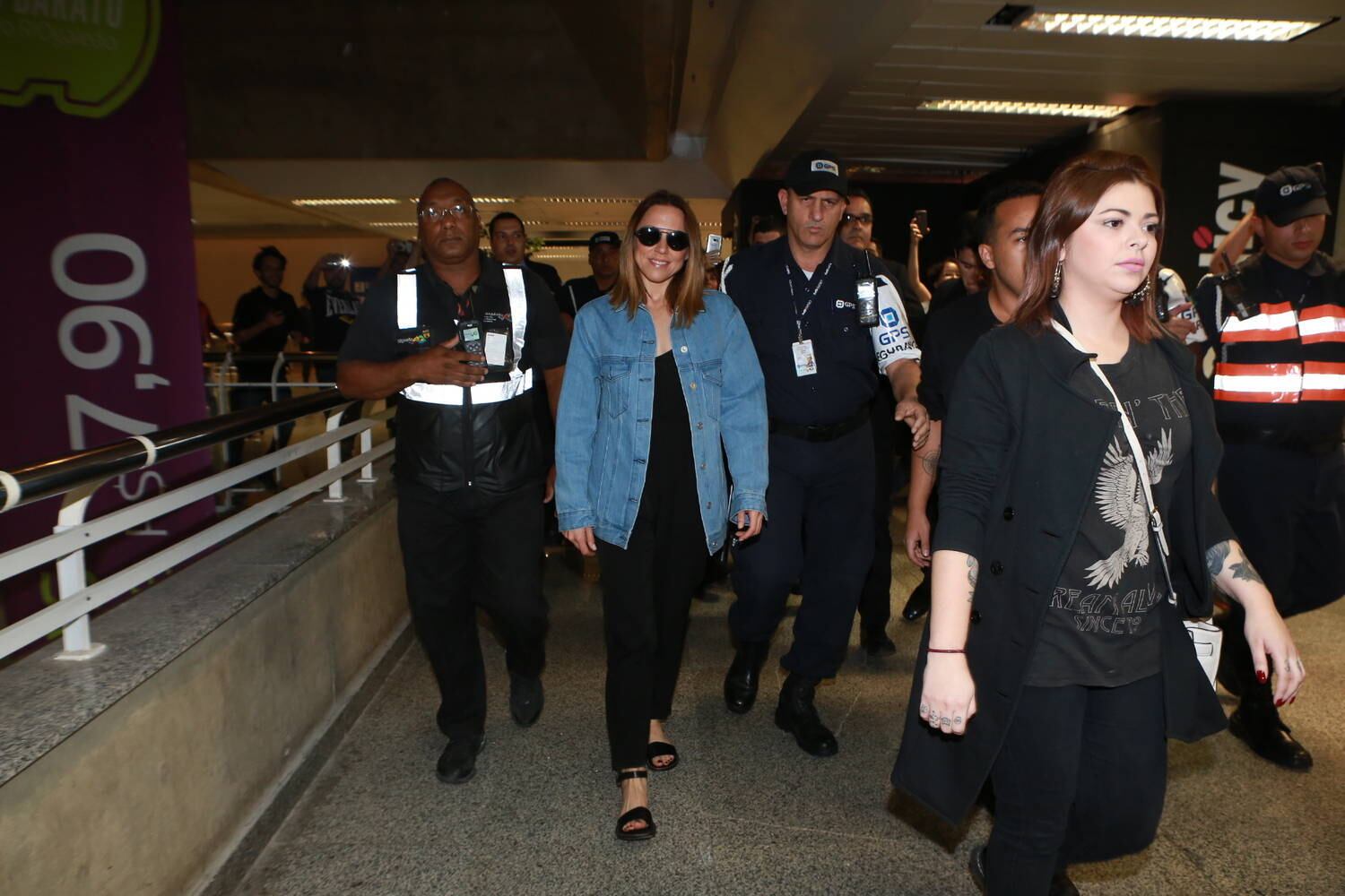 A cantora estava cercada por seguranças e causou tumulto no saguão 