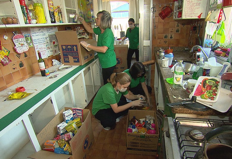 Foram oito dias de intenso trabalho que envolveu mais de 35 pessoas. Do local, foram retiradas cinco caçambas de lixo e entulho e oito caminhões transportaram o que ficou para doação. Para reformar e encher a piscina, foram utilizados quase 50 mil litros de água. Para separar todo o material e vestuário, foram utilizados mais de 500 cabides e 50 caixas organizadoras. O resultado é surpreendente!