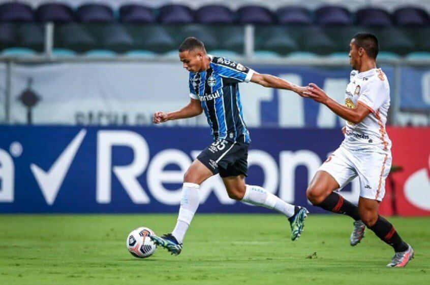 Vanderson - Lateral-direito de 20 anos que se destacou no Grêmio