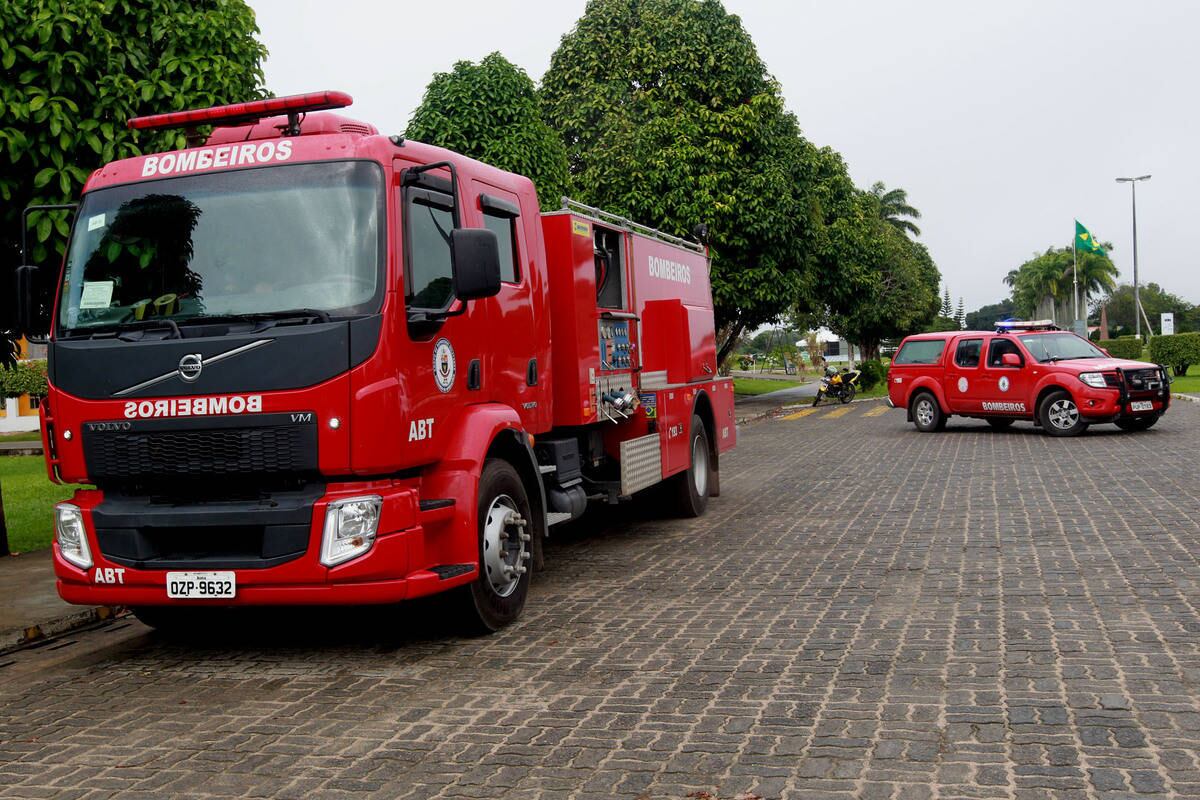 Corpo de Bombeiros está no local fazendo buscas para saber se alguém ficou soterrado
