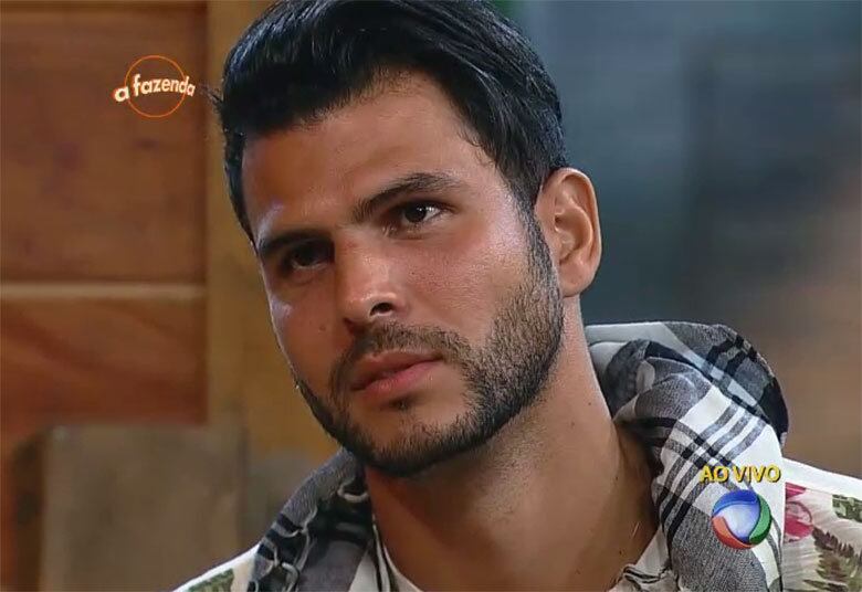 Conforme anunciado na noite desta terça-feira (1º) pelo apresentador Roberto Justus, Marcelo Bimbi foi eliminado de A Fazenda 8 com apenas 44,31% dos votos de permanência do público. Rayanne Morais, por sua vez, volta ao jogo com 55,69% dos votos. O modelo acriano é o 11º participante a deixar o reality show, que terá sua grande final na próxima terça-feira (8)

+ "Eu prefiro esquecer a Mara como jogadora", diz Douglas sobre ex-peoa de A Fazenda
+ Peões relembram trajetória de Amaral no reality e Rayanne afirma: "Ele é um cara muito iluminado"
+ Em atividade, Minerato fala sobre Thiago Servo: "Por mais que eu queira ele não vai sair da minha vida"