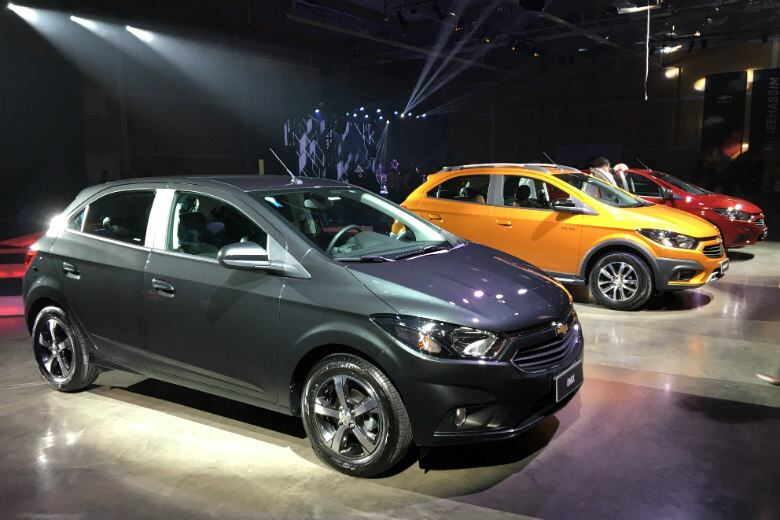 A General Motors do Brasil apresentou nesta terça-feira (26) os novos Onix e Prisma, que acabam de receber a primeira atualização de estilo. Após quase quatro anos de mercado, a dupla de compactos também recebeu aprimoramentos na parte de engenharia e motores, ficando entre 18% e 22% mais econômicos. Confira os detalhes a seguir