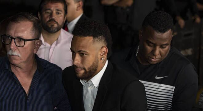 Neymar teve de depor em delegacias do Rio de Janeiro e de São Paulo