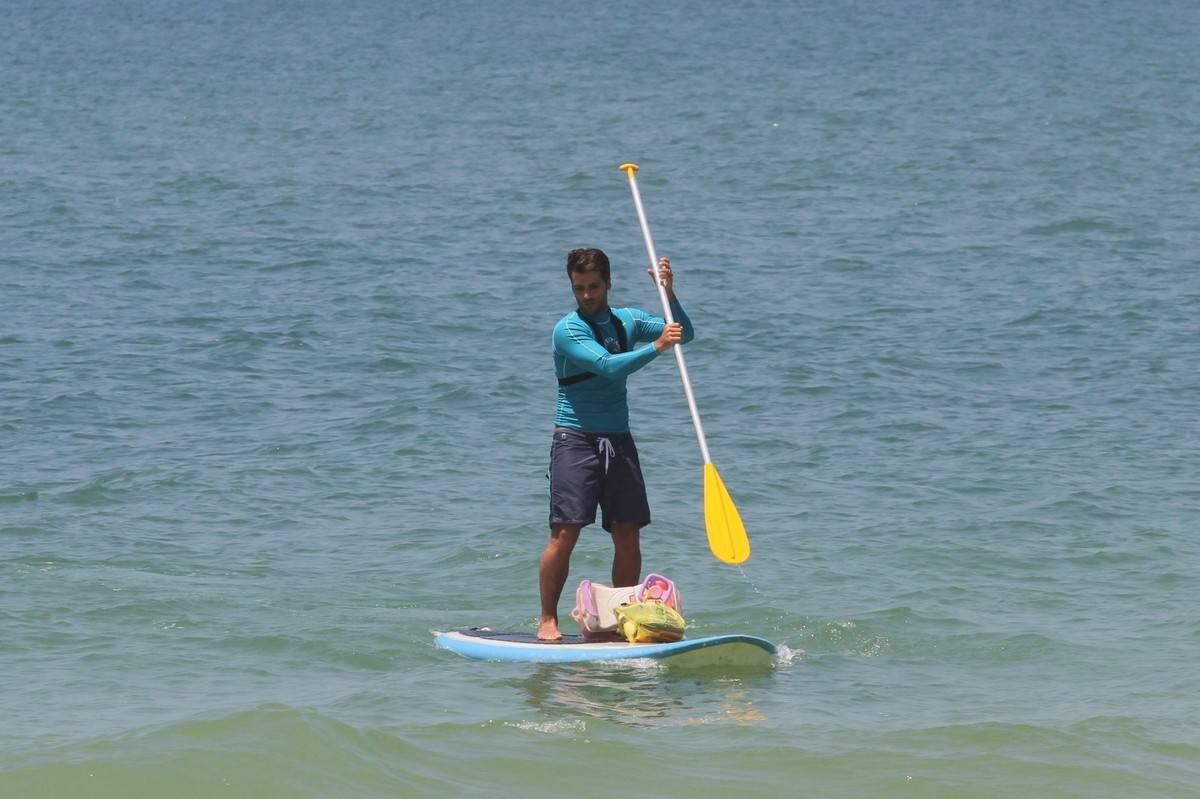 Bruno Gagliasso e Ricardo Pereira praticam stand up paddle na praia da Barra da Tijuca, no Rio