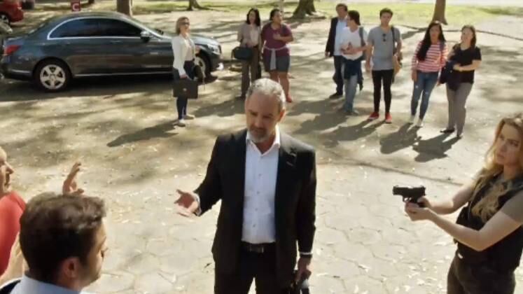 Tentou despistar a polícia

Após ser informado que a polícia descobriu a entrega de uma substância que faz parte da fórmula da Veludo Azul, Paulo Roberto ordenou que a carga fosse trocada por produtos de limpeza para a universidade e conseguiu se livrar