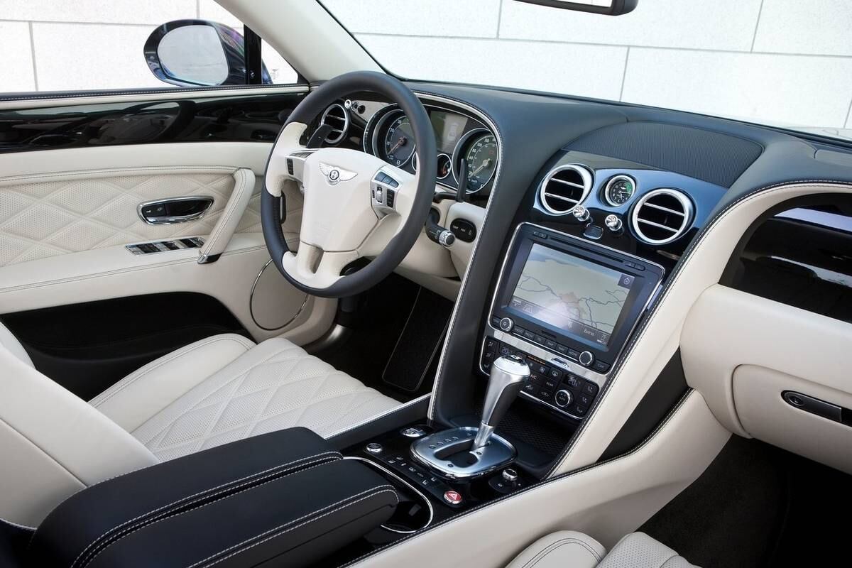 Modelo topo de linha da britânica Bentley, o Continental Flying Spur disputa o restrito segmento dos sedãs de alto luxo esportivos

Saiba tudo sobre carros! Acesse R7.com/carros
E confira os melhores preços de novos e usados em r7.icarros.com.br
