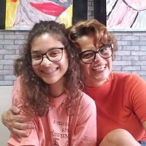 Laís ao lado da mãe, Leila Coelho