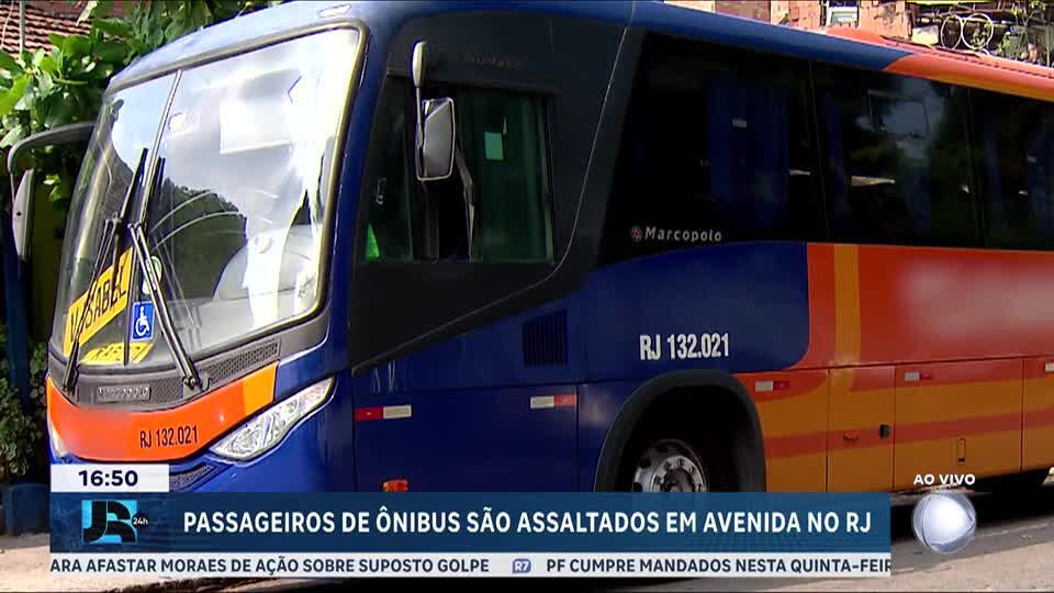 Criminosos aproveitam engarrafamento e assaltam passageiros de ônibus no Rio de Janeiro