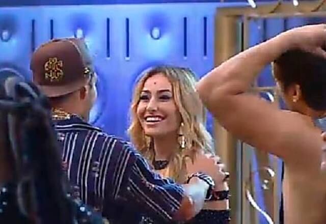 Sabrina Sato
Sabrina Sato visitou os peões e foi a anfitriã da primeira festa da sétima edição de A Fazenda. A japa curtiu o momento com os participantes e conheceu a rotina dos confinados