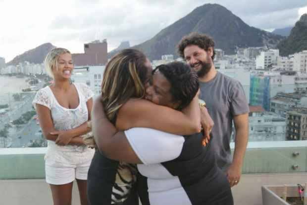 Outra
cantora que se pronunciou sobre o caso foi Mc Carol. Ela usou sua página no
Facebook expressar o amor e o carinho que sente pela amiga. Em sua publicação, Mc
Carol denunciou que existe no Rio de Janeiro uma “guerra entre a polícia e a
comunidade”. A cantora ainda lembra que “o que aconteceu hoje é rotina pra quem
mora na favela”.

 

A cantora explicou que “não é apenas uma guerra entre a polícia e
o tráfico [...] Se engana quem acha que eles entram lá para proteger quem mora
na favela! Pra polícia, a lei é ‘é negro, favelado, então tava de pistola’