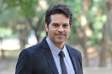 Ator interpreta o jornalista Carlos Alberto