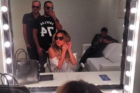 Sabrina Sato se arruma em camarim da Record
