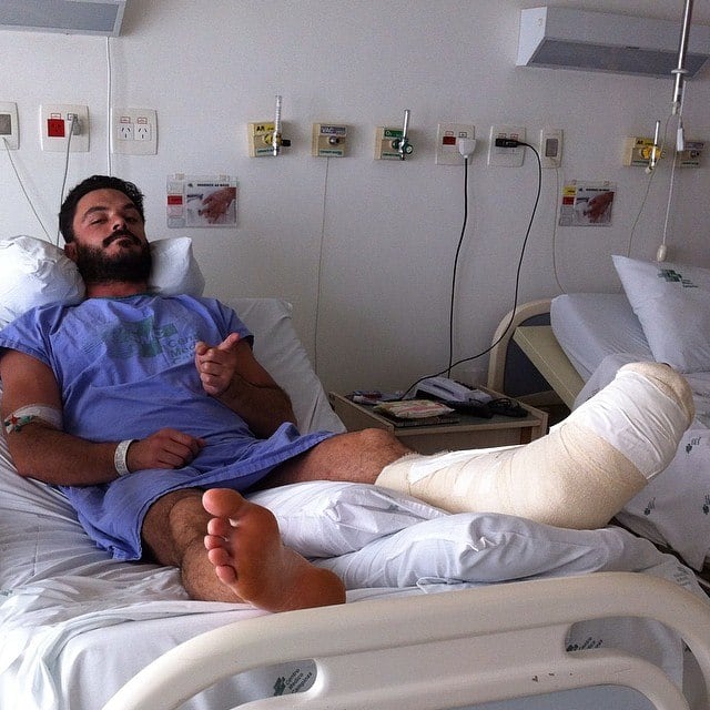 Antes do sucesso de Bakenmut, Kiko sofreu com uma lesão que
poderia prejudicar sua carreira de uma vez por todas. Ano passado, logo após a
novela Amor à Vida, ele participou do quadro Saltibum, do Caldeirão do Huck. Um
dia, treinando com seu irmão, o ator caiu de uma altura de meio metro. 


— Foi uma lesão muito grave, corria o risco de ficar manco. Os
médicos achavam que o osso poderia morrer. Faço acompanhamento até hoje.  Fui “aposentado” de várias coisas que gostava
de fazer, como o futebol. Considero minha recuperação um milagre! Fui em vários
médicos e todos foram pessimistas 