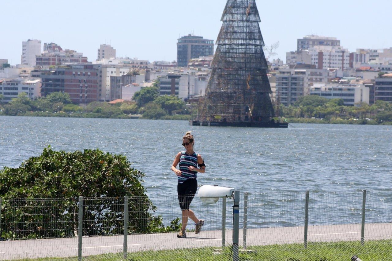Juliana corre em torno da Lagoa Rodrigo de Freitas, no Rio