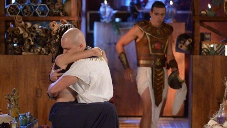 Mentirosa

Levada para o palácio pelo próprio amante, Yunet resolve seduzir Paser e se casa com ele, enganando o sacerdote com sua suposta virtude e escondendo a real paternidade de Nefertari