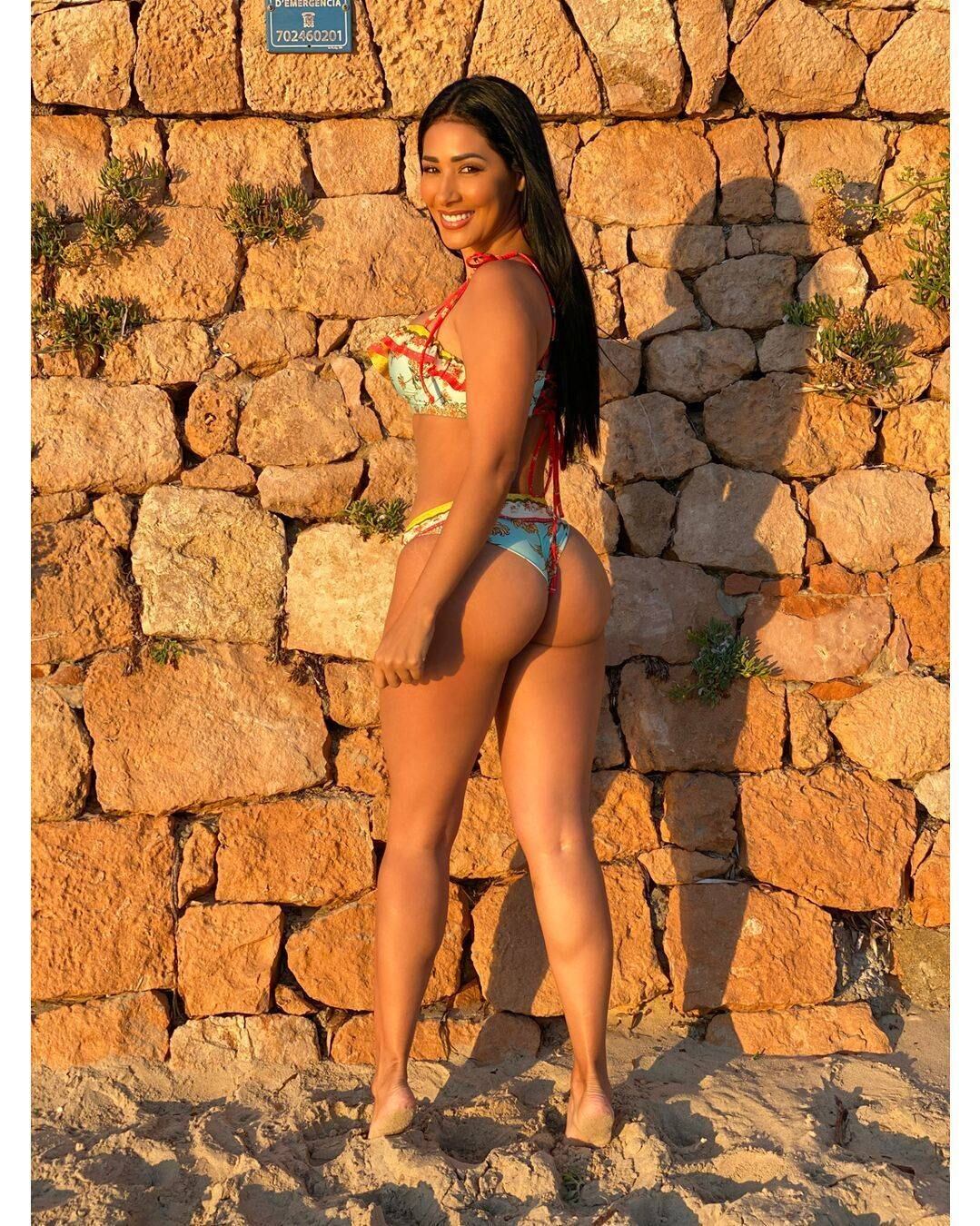 Cantora não escondeu as marcas do corpo