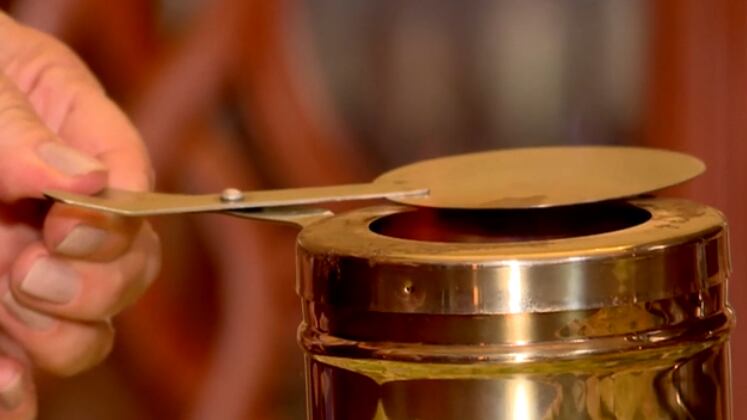 A professora aposentada Alexandra Henrique ainda convive com sequelas deixadas por um incêndio acidental. A mulher contou detalhes do almoço traumático em um restaurante de São Paulo, com uma amiga, que quase tirou a sua vida. Segundo ela, quando uma funcionária do local foi reabastecer, com álcool, a peça que mantinha a comida aquecida na mesa das clientes, uma explosão aconteceu