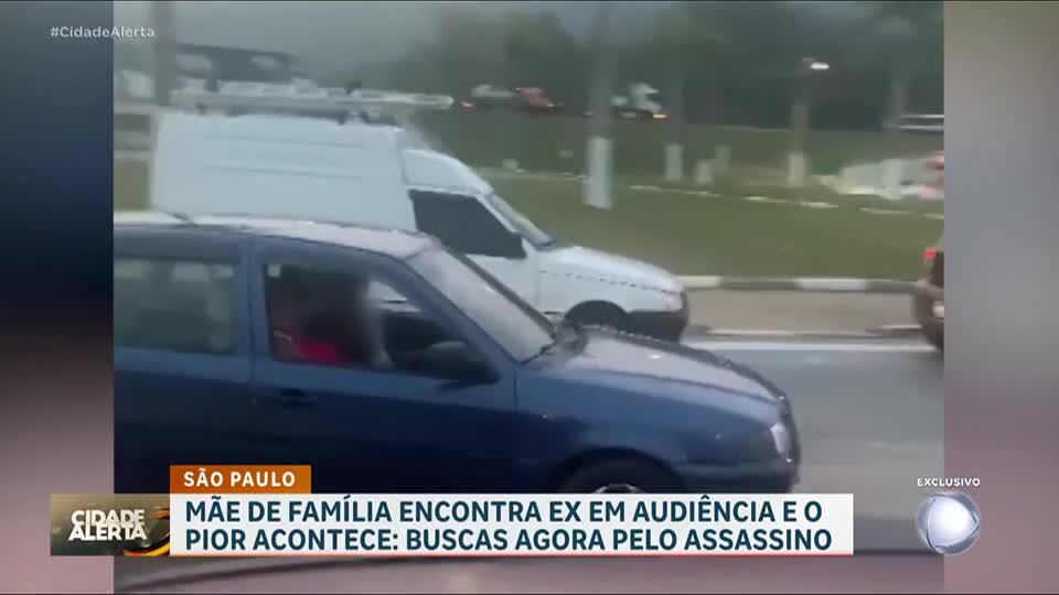 Homem suspeito de assassinar ex-esposa é flagrado fazendo gestos obscenos para a família da vítima