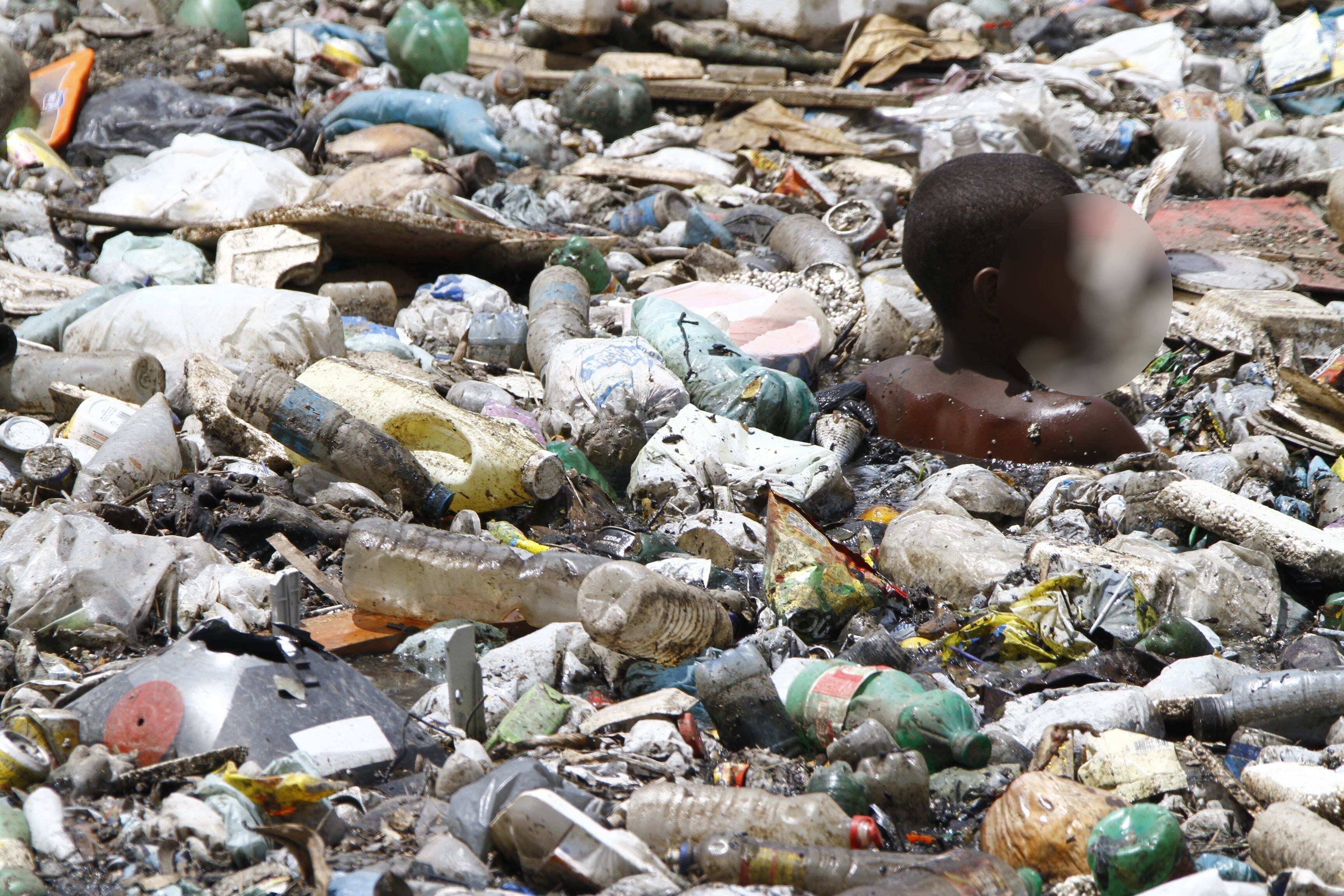 Os garotos Paulo Henrique Félix da Silveira, de nove anos,
Tauã Manoel da Silva Alves, dez anos, e Geivson Félix de Oliveira, de 12 anos,
mergulham para achar latinhas e vender em um galpão de reciclagem. O dinheiro,
no máximo R$ 10 por dia, complementa a renda da família. A mãe é empregada
doméstica e diz temer que os meninos peguem doenças, mas que não tem como negar
a ajuda dos filhos, no total seis. Os meninos exibem feridas pelo corpo e
manchas na pele