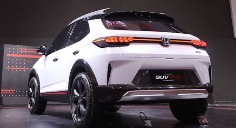 A dianteira também tem amplas entradas de ar e um para-choque robusto