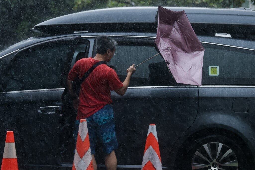 Os moradores permaneceram em suas casas, afastados das janelas e das ruas, onde as rajadas de vento arrancaram árvores e derrubaram reservatórios de água. Mais de 119 mil residências ficaram sem energia elétrica no domingo, à medida que o tufão avançava para o sul e o leste. Durante a noite, mais da metade das casas afetadas já estava com energia