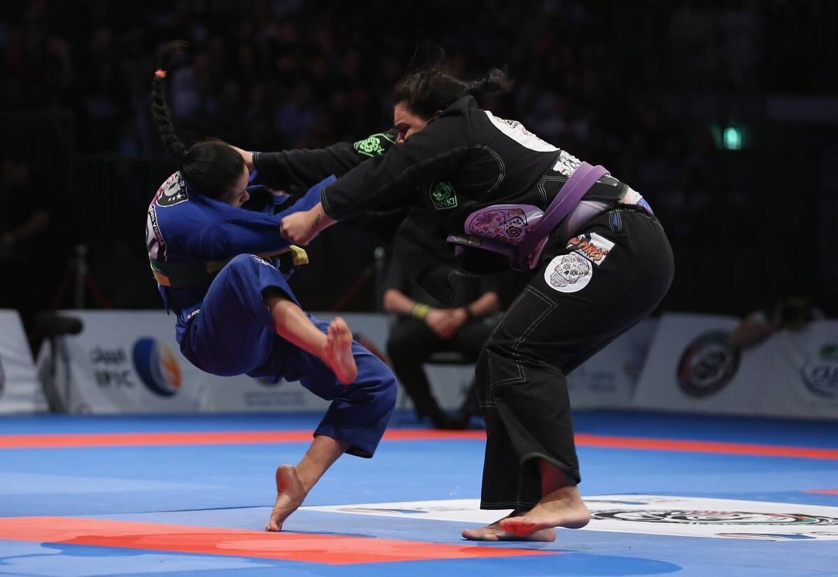 8— Controle da ansiedade: o Jiu-jitsu é um esporte que irá te tirar da
zona de conforto. É uma arte que possibilita você controlar a adrenalina e a ansiedade, sofrer menos com o frio
na barriga e até a deixar a timidez de lado