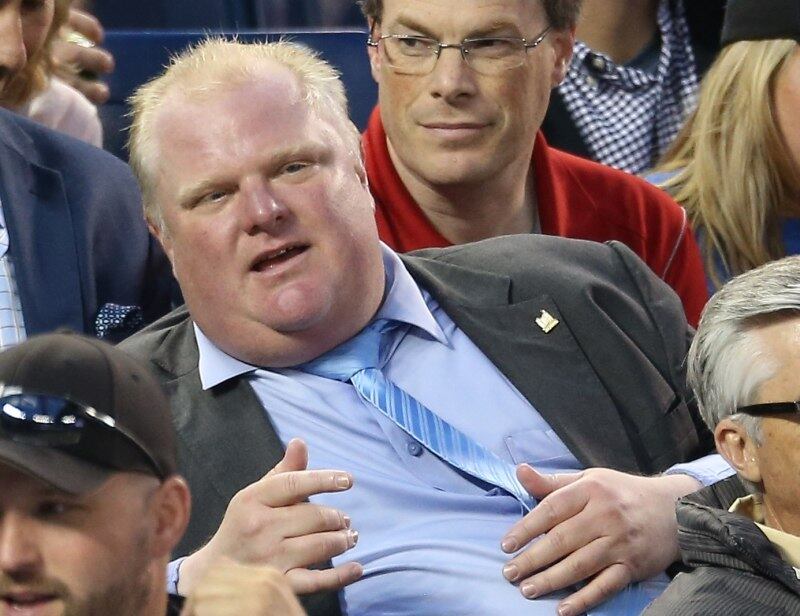 Rob Ford, prefeito de Toronto, tentou por algum tempo negar as acusações de que teria fumado crack recentemente. Mas, quando a polícia canadense confirmou a existência de um vídeo em que o político estaria consumindo a droga, Ford veio a público e assumiu o ato.

Durante sua última coletiva de imprensa, o prefeito afirmou que o fato ocorreu quando ele estava bêbado e ainda convidou seus cidadãos a assistirem ao polêmico vídeo.

Apesar do destaque dado pela mídia para o acontecimento, nas redes sociais canadenses foi possível perceber que muitos dos seus eleitores não o condenaram de forma radical. Pesquisas recentes mostraram que Ford viu, nos últimos dias, seus índices de aprovação subirem cinco pontos percentuais