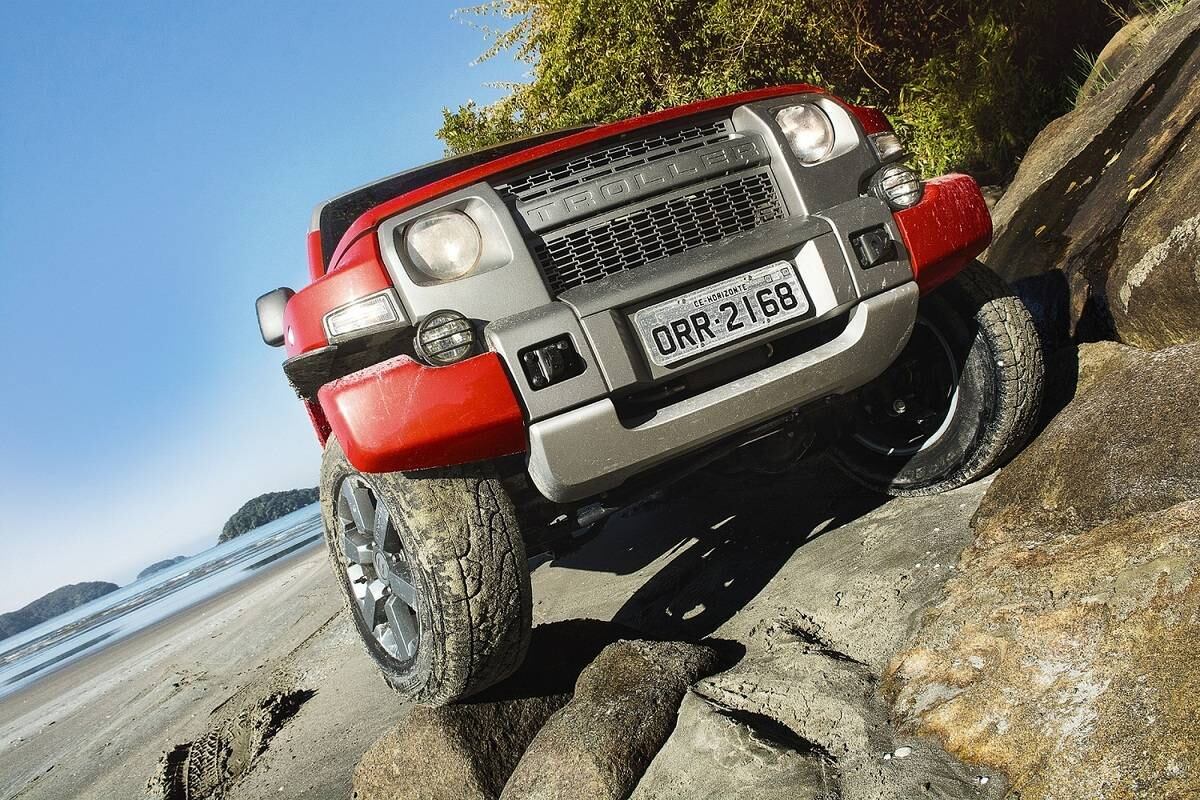 Por fora, o jipe ganhou visual mais descolado e musculoso, com lanternas
iluminadas por LEDs, caixas de roda proeminentes e linha de cintura
mais alta. O designer-chefe da Troller, José Carlos, diz que a ideia foi transmitir "imponência e agilidade"

Saiba tudo sobre carros! Acesse www.r7.com/carro