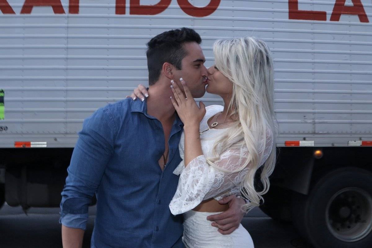 Janaina
Santucci e o namorado, Leonardo Mendes, trocaram beijinhos durante evento no
Brás, em São Paulo, na última quarta-feira (17). Recentemente, a loira se
envolveu em uma polêmica envolvendo o cantor Luan Santana. Na ocasião, segundo
o colunista Leo Dias, do jornal O Dia, a loira teria recebido um e-mail de um
homem identificado como secretário do sertanejo e que a chamava para um
encontro. O secretário de Luan negou a informação