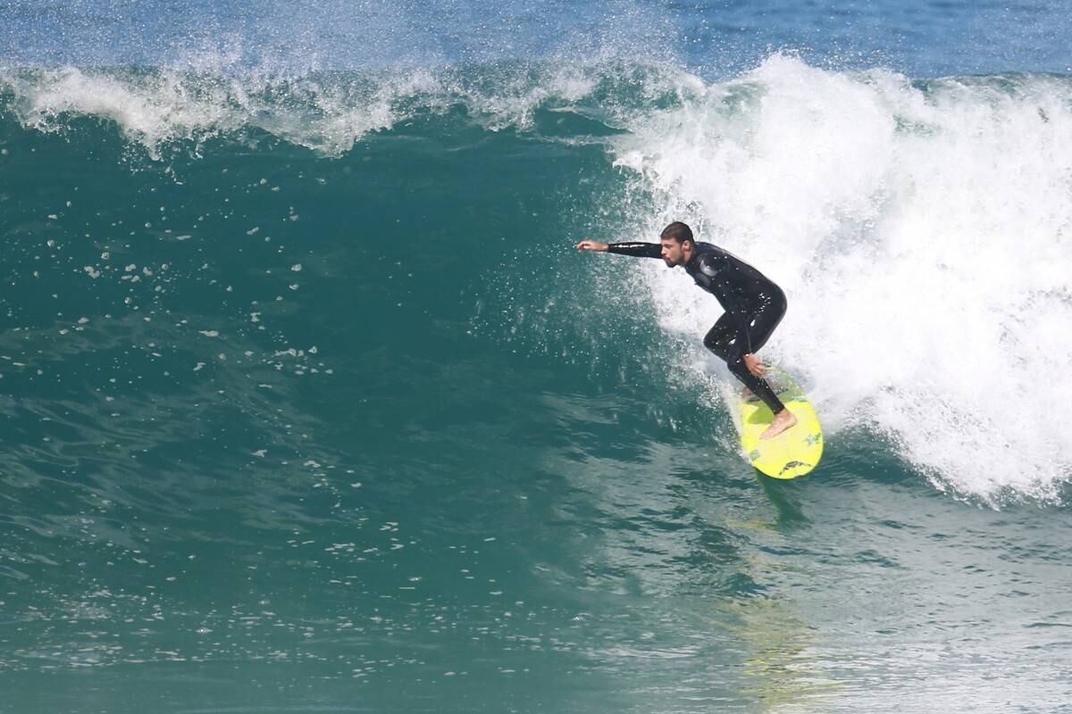 Cauã Reymond surfou no Recreio dos Bandeirantes nesta segunda-feira (21)