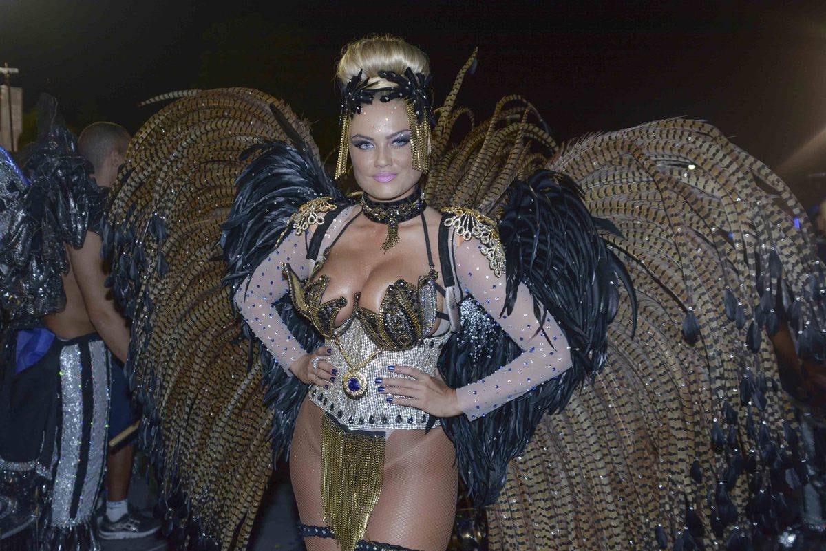 A tendência da franja na parte debaixo do biquíni foi dada por Sabrina Sato no Baile de Carnaval da Vogue. A fantasia foi inspirada em um look do desfile das angels da Victoria's Secret