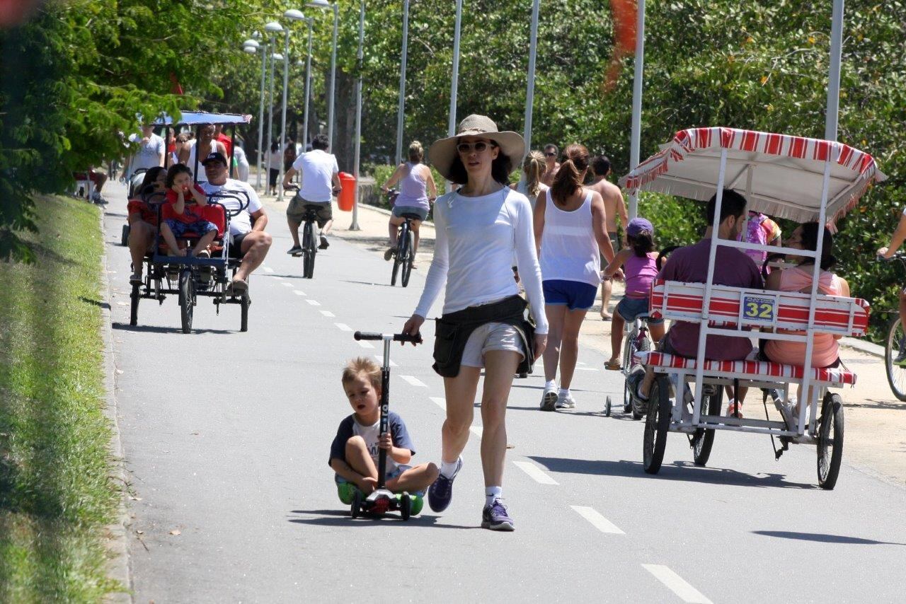 Enquanto a atriz caminhava, seu filho se divertia no patinete