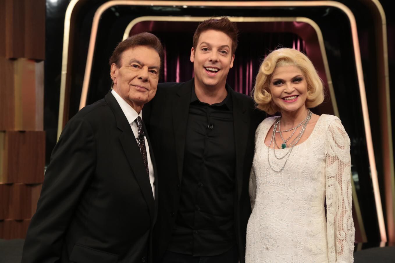 O Programa do Porchat desta segunda-feira (26) promete emocionar ao receber o cantor Agnaldo Rayol, famoso por interpretar grandes sucessos da música brasileira, e a atriz Débora Reis, que atualmente interpreta Hebe no espetáculo “Hebe, o Musical”