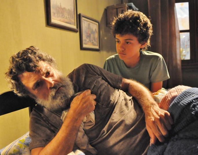 O personagem Cicinho já é muito admirado pelos fãs,
por conta do cuidado que tem com Ednaldo. Pablo Mothé revela que é ainda mais
ligado à família e diz o que faria, caso tivesse um pai como na novela.

   

─ Acho que consigo ser mais apegado à família do que
Cicinho. Se meu pai fosse como Ednaldo, tentaria ajuda-lo de todas as formas,
até porque se meu pai estiver bem, também vou estar


+ Mate a saudade dos momentos românticos entre Beatriz e Mossoró
+ Descubra tudo o que os atores aprontam nos bastidores das gravações
+Curta a página da novela no Facebook e fique por dentro das novidades
