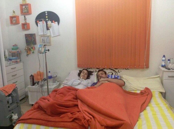 Desde bebê, a jovem Taymara Saúda, 25
anos, não sente dores e nunca derrubou uma lágrima. Todos brincavam que ela era
“muito forte e durona”, mas ninguém desconfiava que a menina tinha uma doença
extremamente rara, que poderia atacar seu próprio organismo. Desde criança, ela
sofre com desmaios, convulsões e variações extremas de pressão arterial. Após o diagnóstico da filha,
Fátima Bragança Saúda Pais, 54 anos, descobriu que a doença é genética, e que
também é portadora, mas de um tipo menos agressivo. Há dois anos, o irmão de
Taymara, Felipe Saúda, 27 anos, começou a ter desmaios e convulsões e então
foi detectado que ele também tem a patologia
*Colaborou Brenno Souza, estagiário do R7