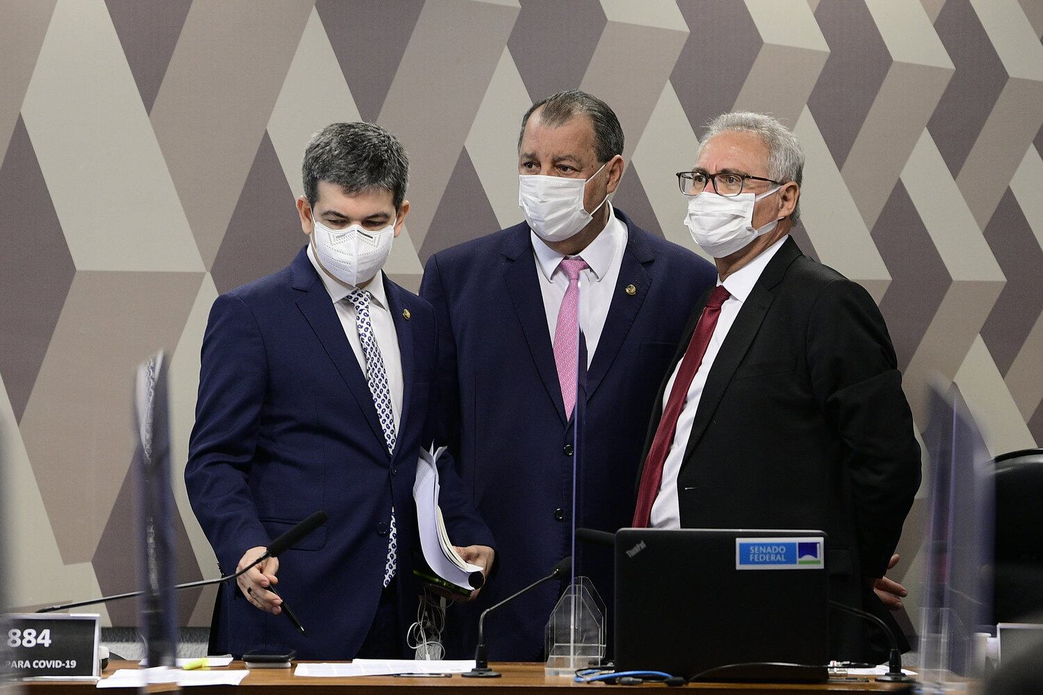 Senado FederalSeguir
CPIPANDEMIA - Comissão Parlamentar de Inquérito da Pandemia
Comissão Parlamentar de Inquérito da Pandemia (CPIPANDEMIA) realiza reunião semipresencial para discussão e deliberação do Relatório Final. A reunião também é reservada para a leitura dos votos em separado apresentados à comissão.

 

Mesa:

vice-presidente da CPIPANDEMIA, senador Randolfe Rodrigues (Rede-AP);

presidente da CPIPANDEMIA, senador Omar Aziz (PSD-AM);

relator da CPIPANDEMIA, senador Renan Calheiros (MDB-AL).

 

Foto: Pedro França/Agência Senado
