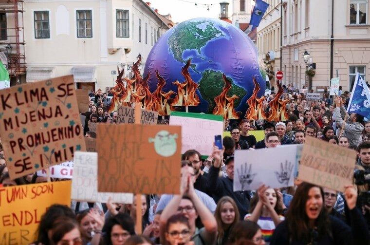 Em Zagreb, na Croácia, manifestantes montaram um mosaico mostrando o planeta em chamas, para chamar a atenção para as mudanças climáticas