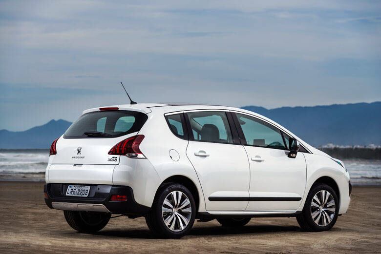 Lançado mundialmente em abril de 2009, o Peugeot 3008 chegou ao Brasil no ano seguinte com a proposta de unir características de minivan, hatch e SUV — daí a designação "crossover". O desenho foi reformulado no fim de 2013 e desembarca seis meses após começarem as vendas na Europa
